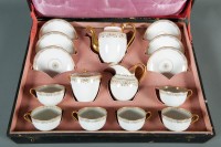 Sèvres, Service à café en porcelaine à décor de rinceaux et rosaces traités en dorure